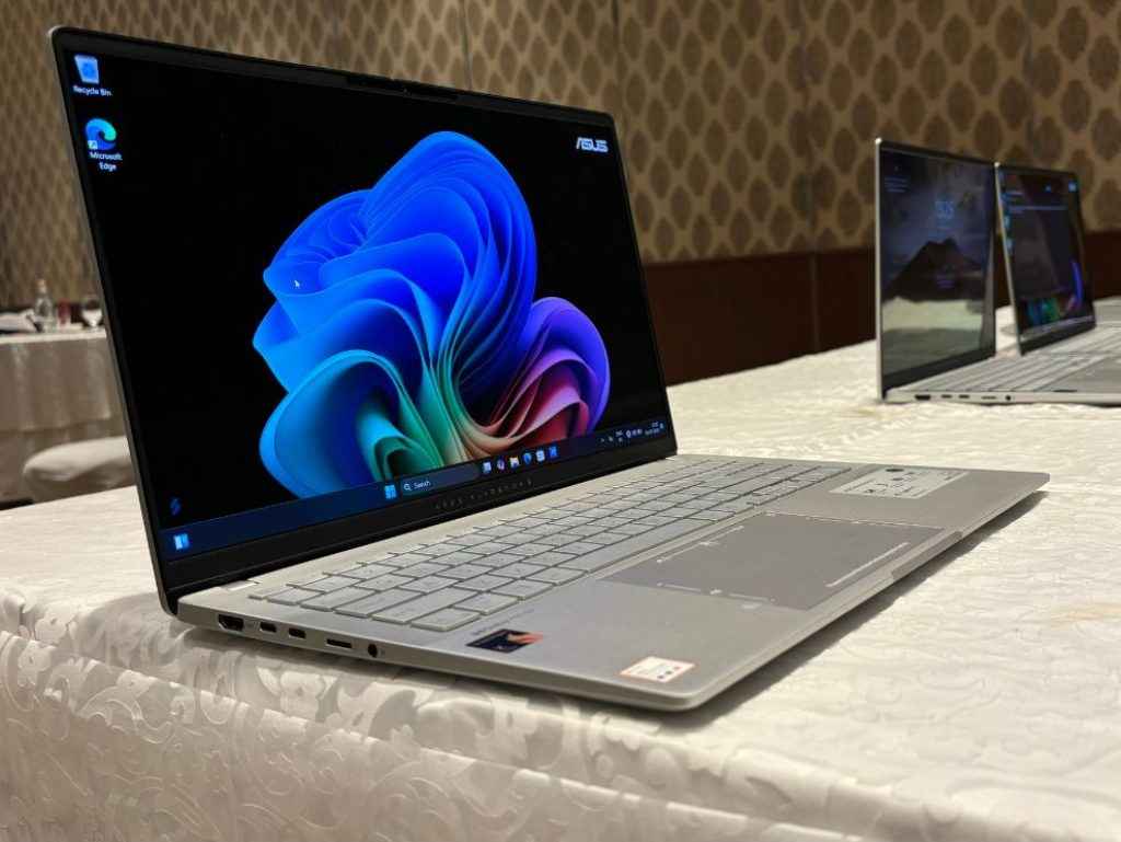 ASUS Vivobook S15 X Elite Laptop First Impressions - Laptop's Side Shot Displaying Its OLED Display