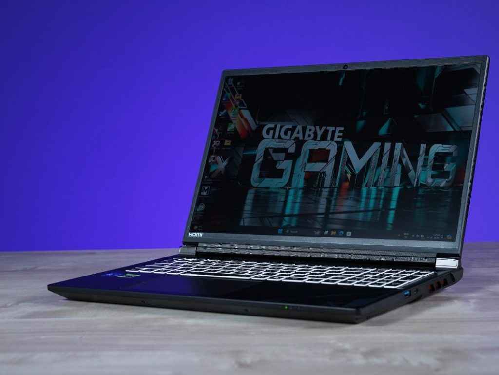 Gigabyte G6X 9MG Review: Laptop sitting sideways on table