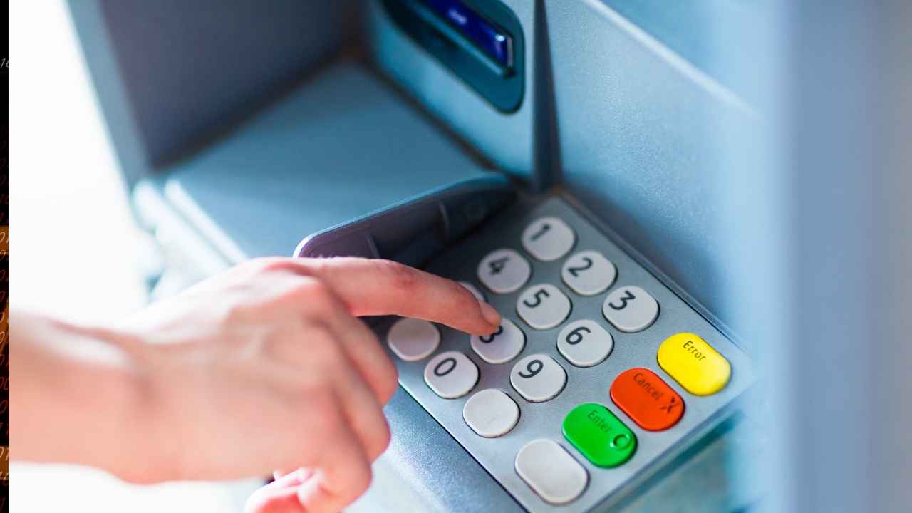 भारत-पाकिस्तान टेंशन के बीच 2-3 दिन बंद रहेंगे ATM? सरकार ने बताया WhatsApp पर वायरल मैसेज का सच
