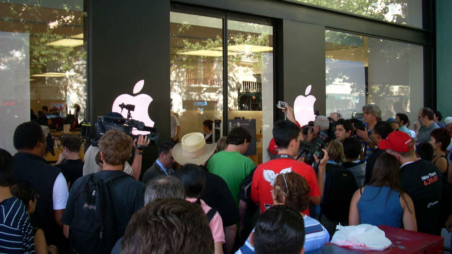 Apple laid off over 100 employees to reduce workforce in Digital Services and Books Teams