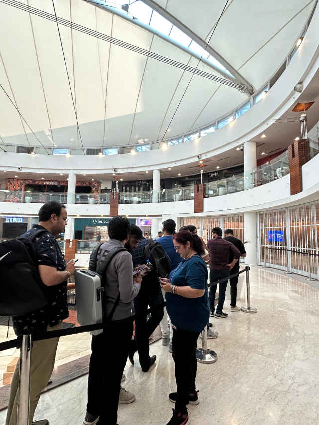 Apple iPhone 16 first sale