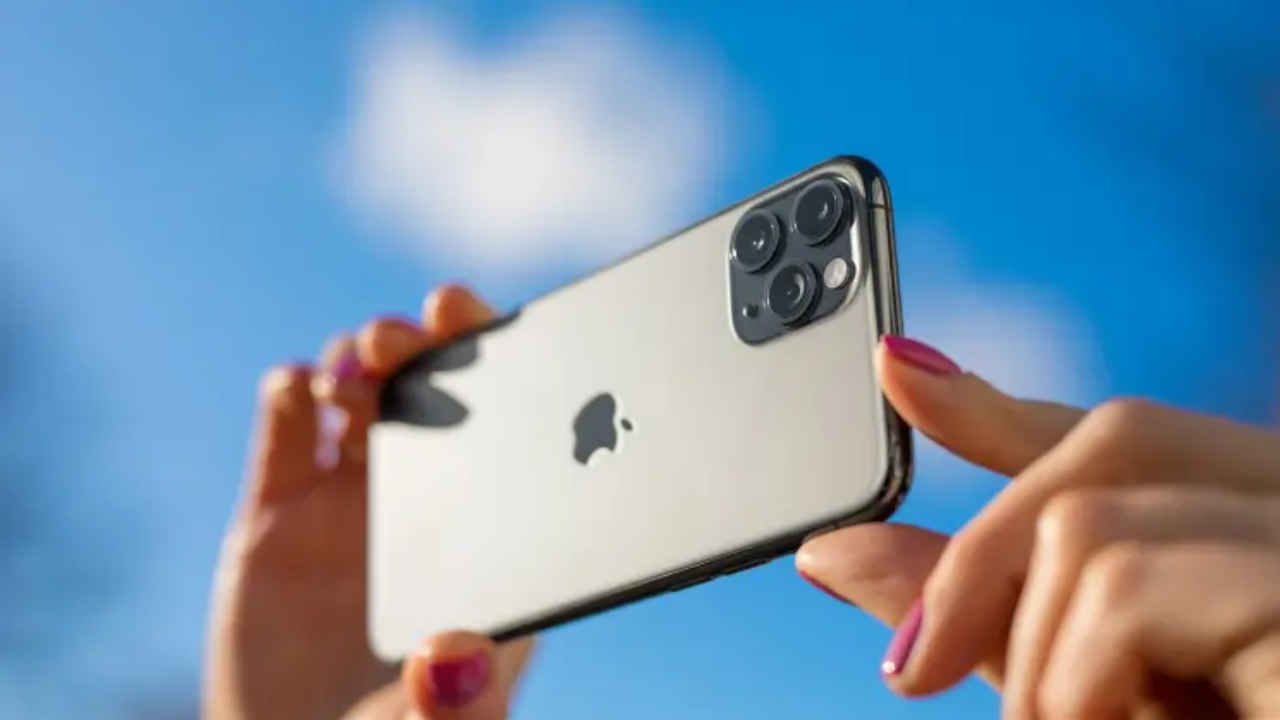 उत्कृष्ट फोटोग्राफी करण्यासाठी स्मार्टफोन Camera लेन्सची ‘अशा’ प्रकारे काळजी घ्या, बघा Important टिप्स। Tech News