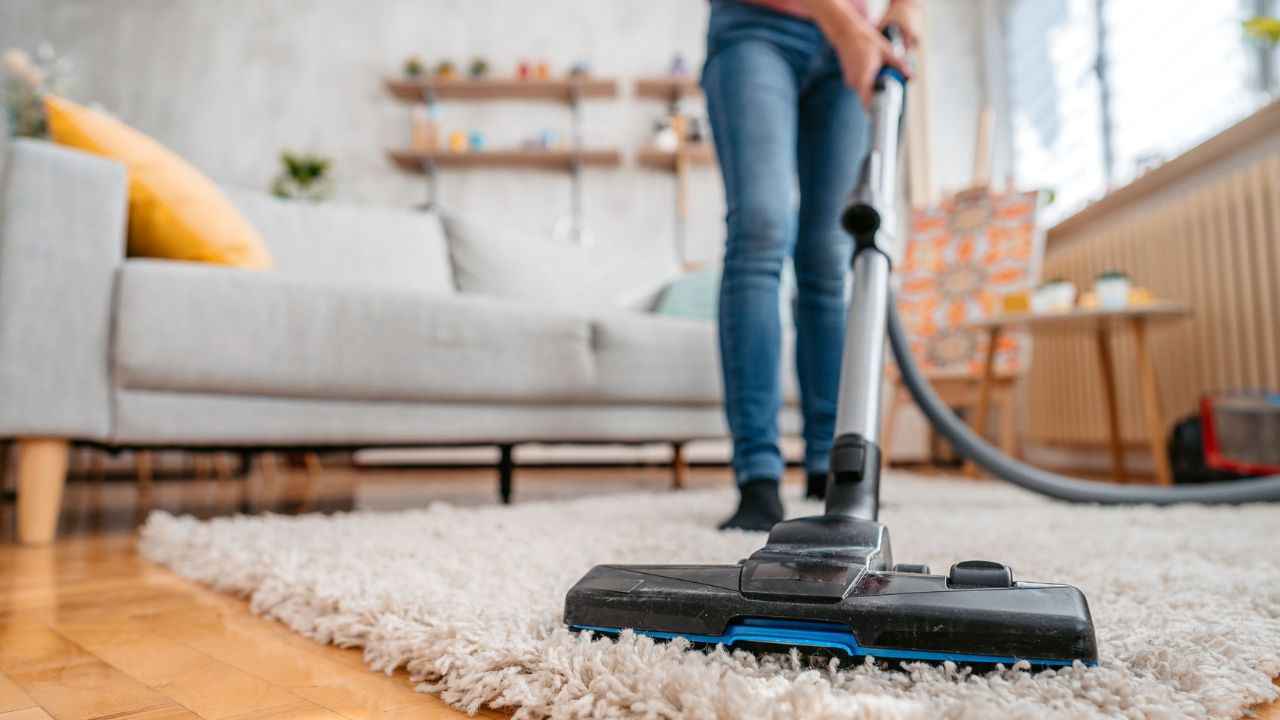 Best Vacuum Cleaners: घर की चकाचक सफाई के लिए नहीं मिलेंगे इनसे बेहतर ऑप्शन, इस जगह मिल रहे बेहद सस्ते
