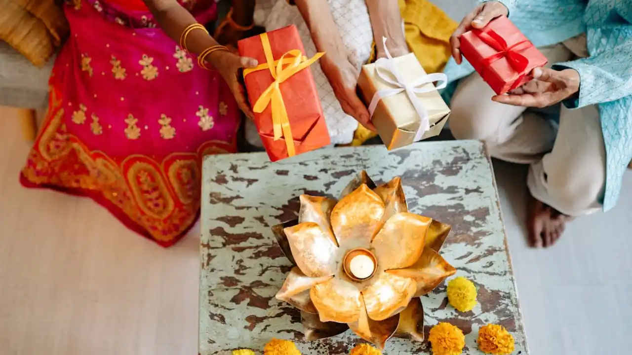 Bhai Dooj 2024: भाई-बहन को दें ये 5 बेस्ट टेक गिफ्ट, दिन बन जाएगा यादगार