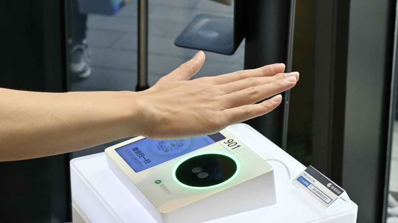 भूल जाइए UPI.. चीन में लोग हथेली दिखाकर कर रहे पेमेंट, Video वायरल, जानें कैसे काम करती है टेक्नोलॉजी