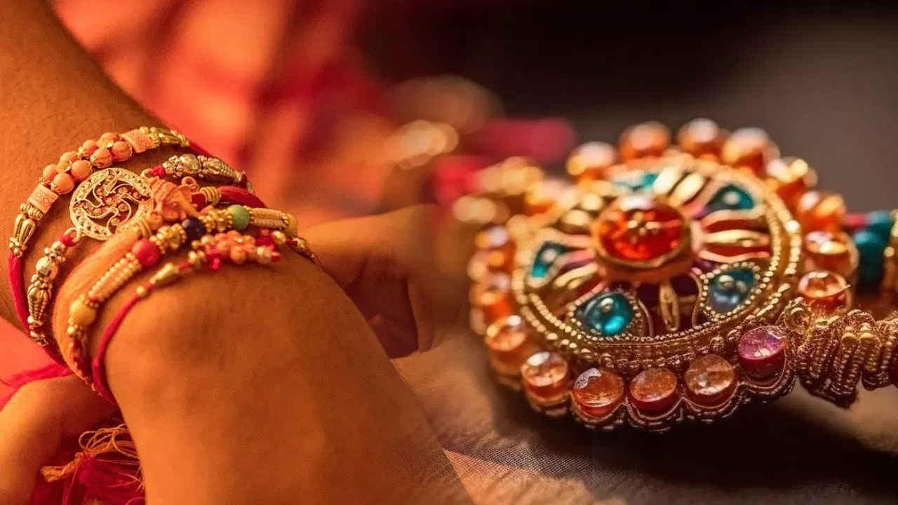 Raksha Bandhan 2024 पर भेजें ये प्यारे-प्यारे संदेश, GIFs, स्टिकर्स और अन्य, भाई-बहन को ऐसे दें राखी की शुभकामनाएं