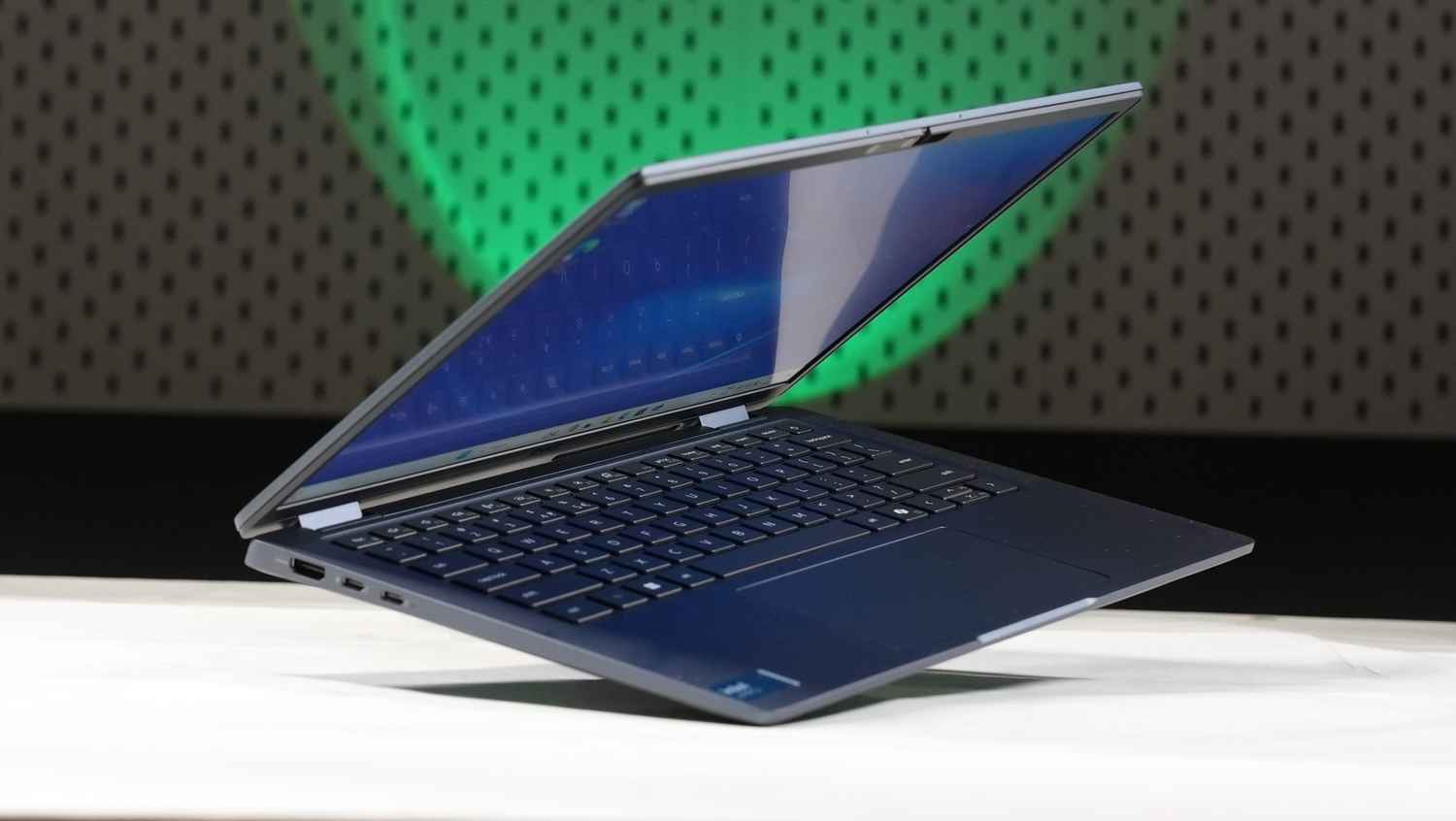 Refurbished: Dell Latitude 7000 Series (7390) 13.3" Flip Design