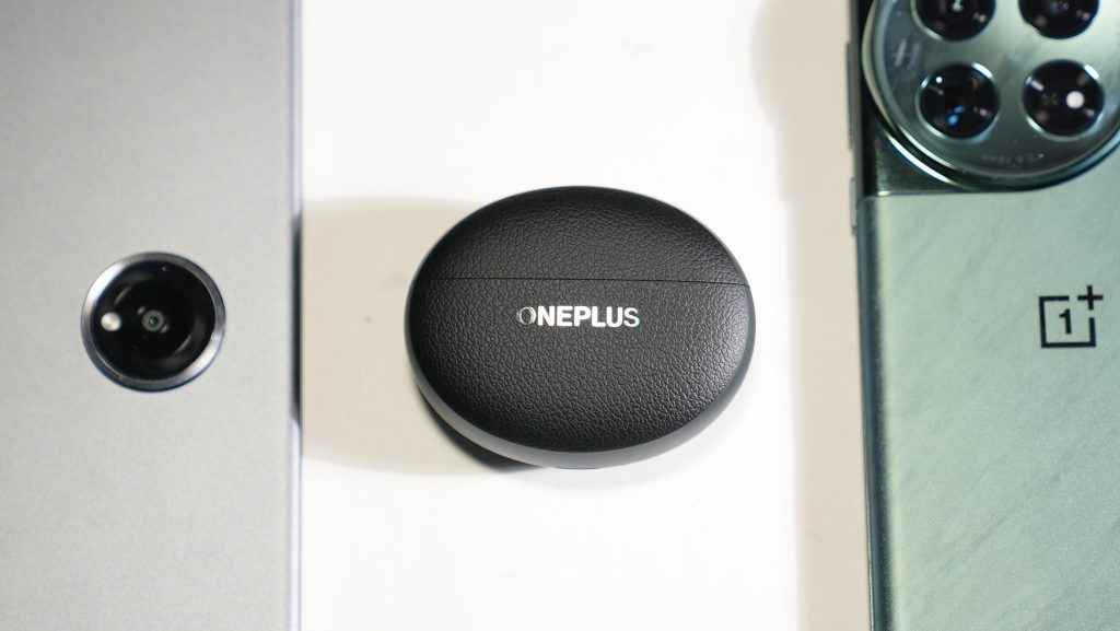 OnePlus Buds Pro 3 pebble shaped case