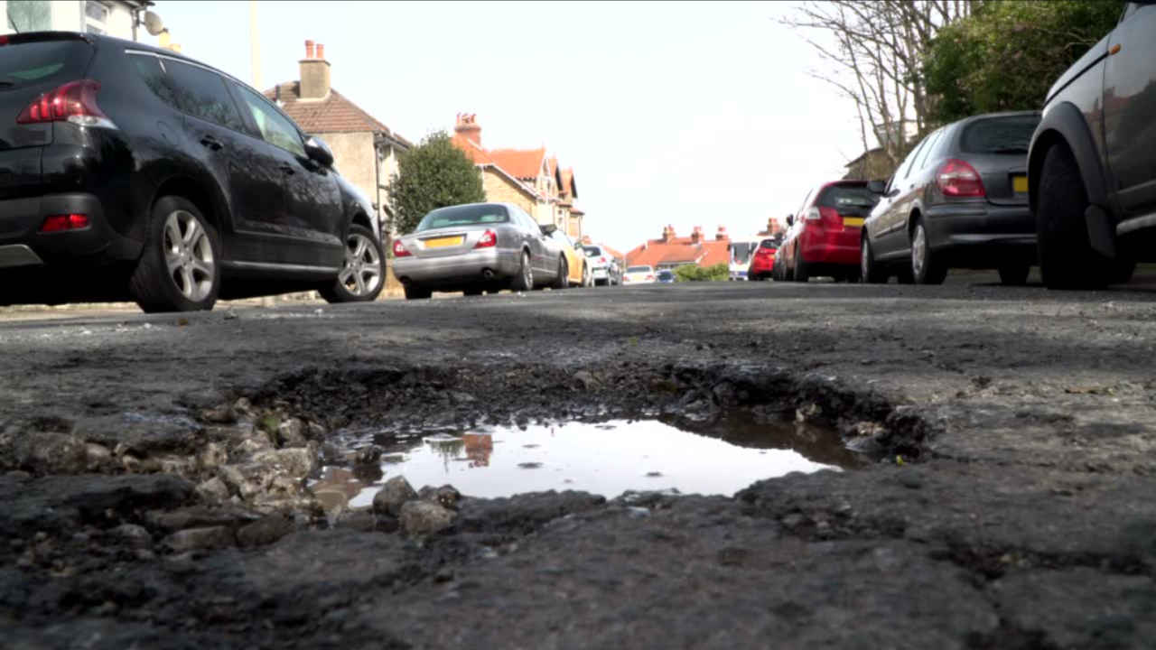 क्या आपके गली-मोहल्ले में भी टूटी पड़ी हैं सड़कें? तुरंत ऑनलाइन कर दें शिकायत, ये ऐप आएगा काम