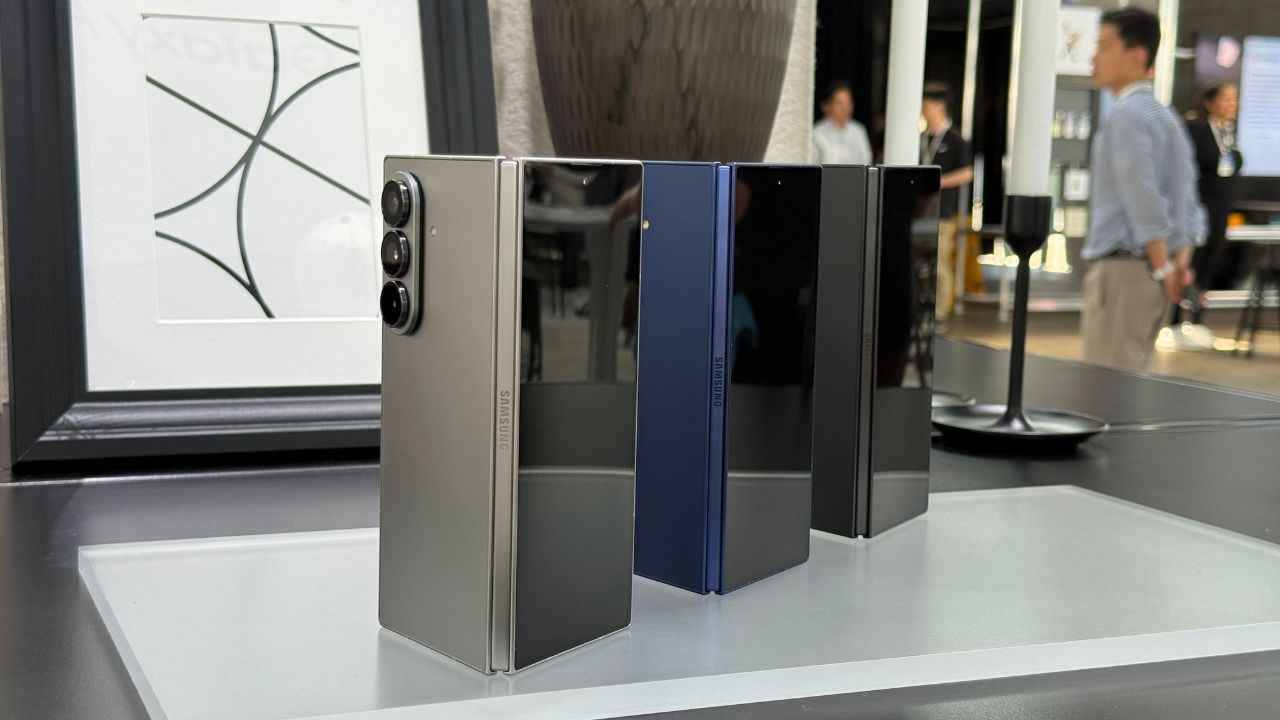Samsung अपने मुड़ने वाले फोन्स में कर सकता है बड़े डिजाइन बदलाव, Apple को टक्कर देने की तैयारी, देखें डिटेल्स