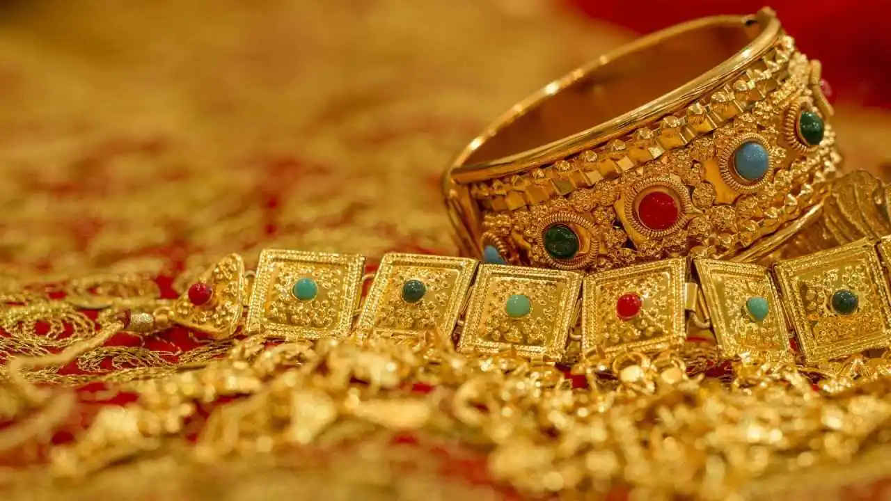 Gold Rate Today: नवरात्रि के 8वें दिन औंधे मुंह गिरे सोने के दाम, जानें 10 अक्टूबर को कितना है रेट