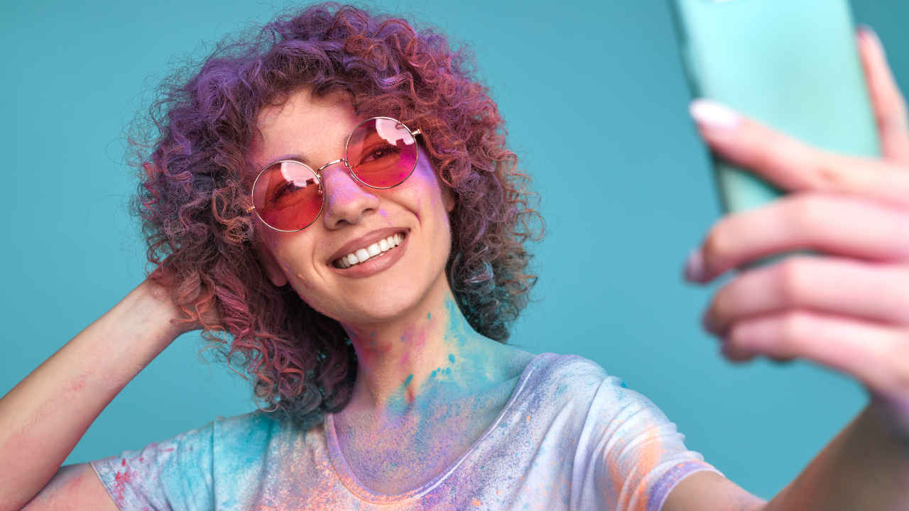 Holi Safety: फोन और गैजेट्स का कुछ नहीं बिगाड़ पाएंगे होली के रंग और पानी, बस इन 7 बातों का रखें ध्यान