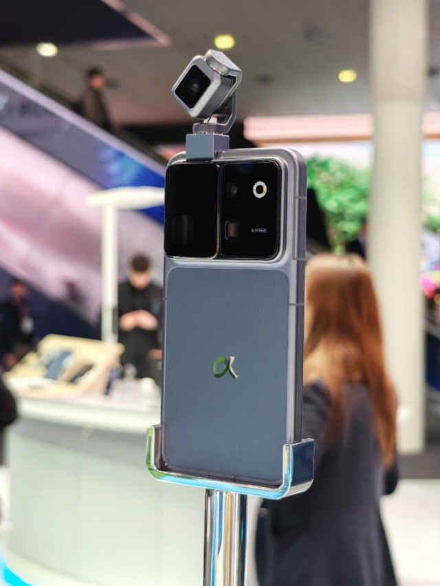 Honor Robot phone launch with moving Camera and 200MP lens