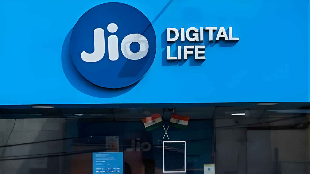 Jio এর দুটি সেরা এন্টারটেনমেন্ট রিচার্জ প্ল্যান, আনলিমিটেড কলিং, ডেটা সহ মিলবে Sony LIV, ZEE5 সাবস্ক্রিপশন