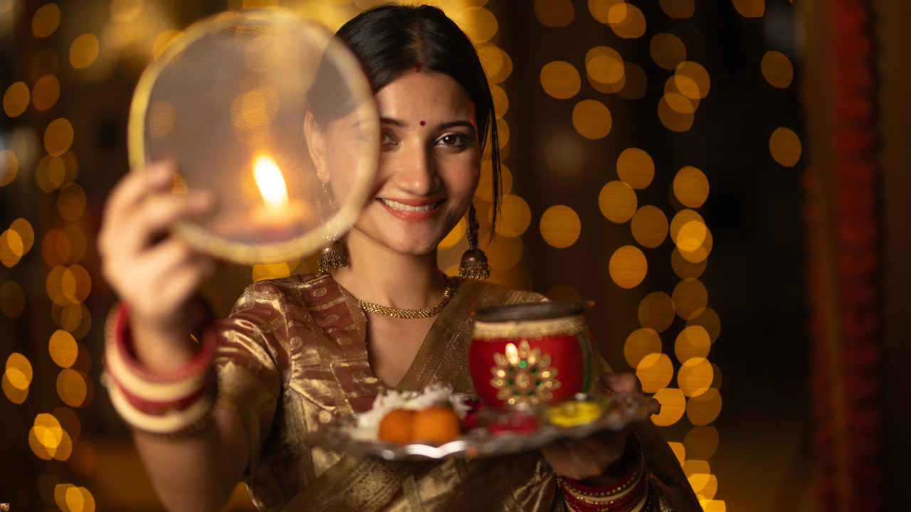Karwa Chauth 2025 Wishes In Hindi: फ्री में कैसे बनायें एक से बढ़कर एक मैसेज और WhatsApp Status पर करें इस्तेमाल