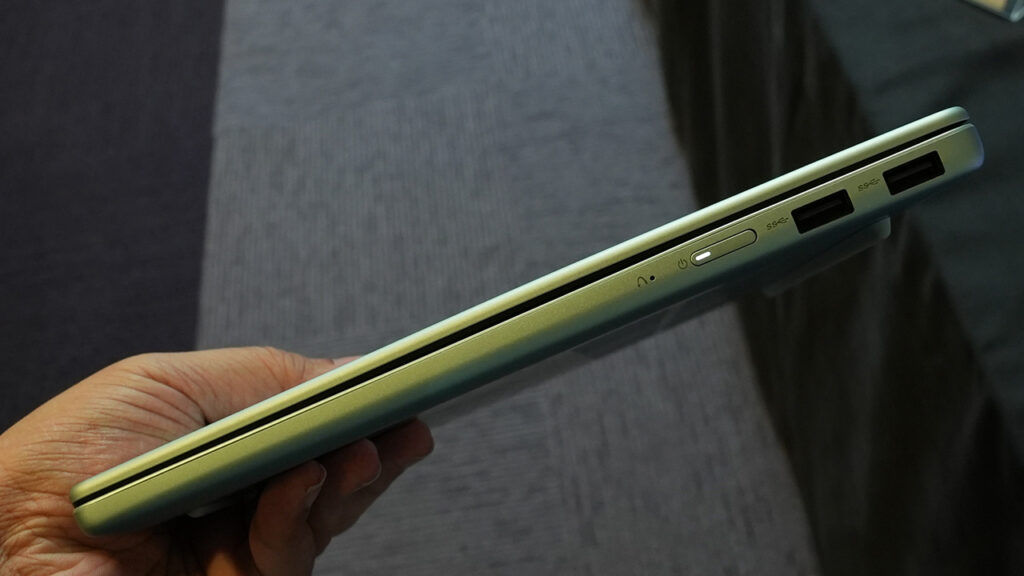 Lenovo IdeaPad Vibe Ports left side
