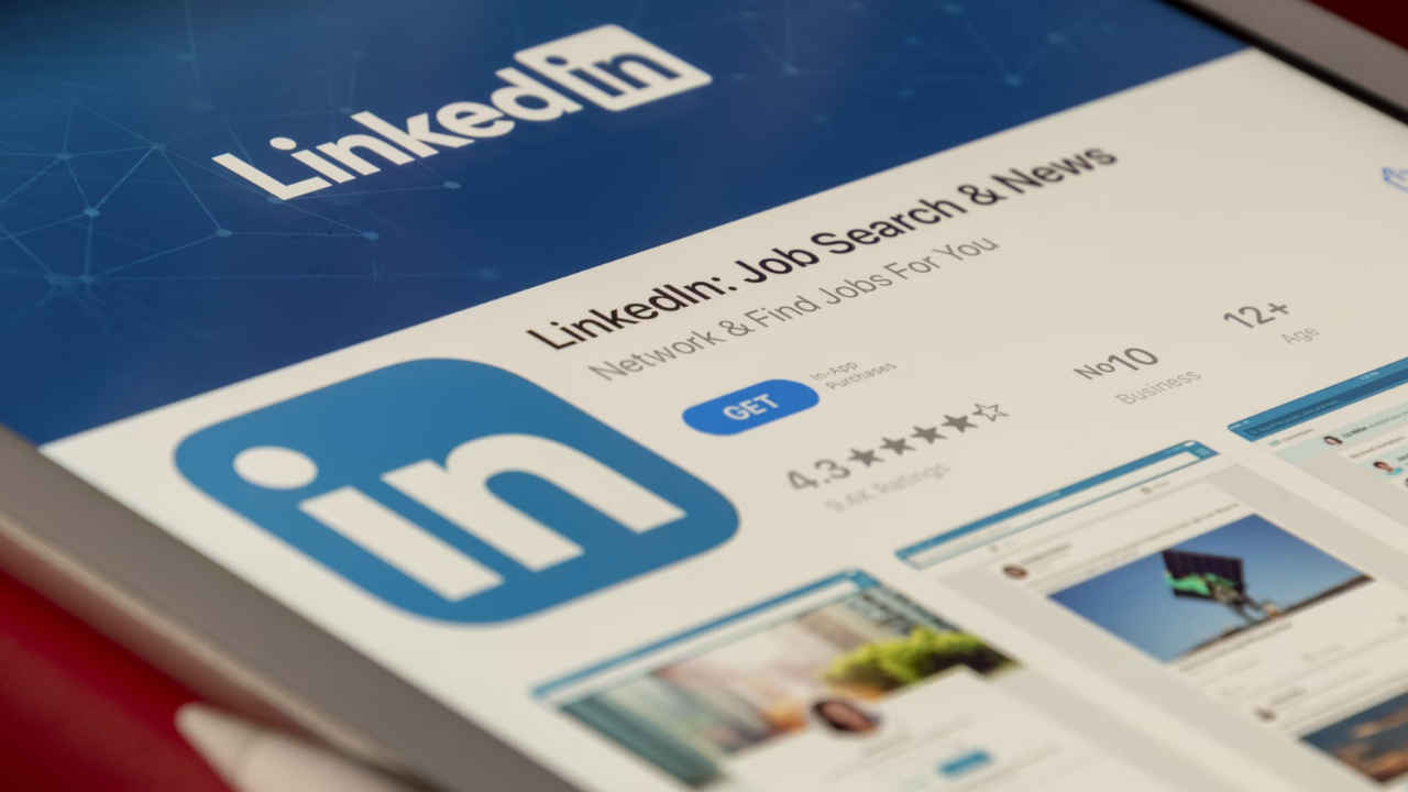 Start a smooth conversation on LinkedIn with this new AI tool