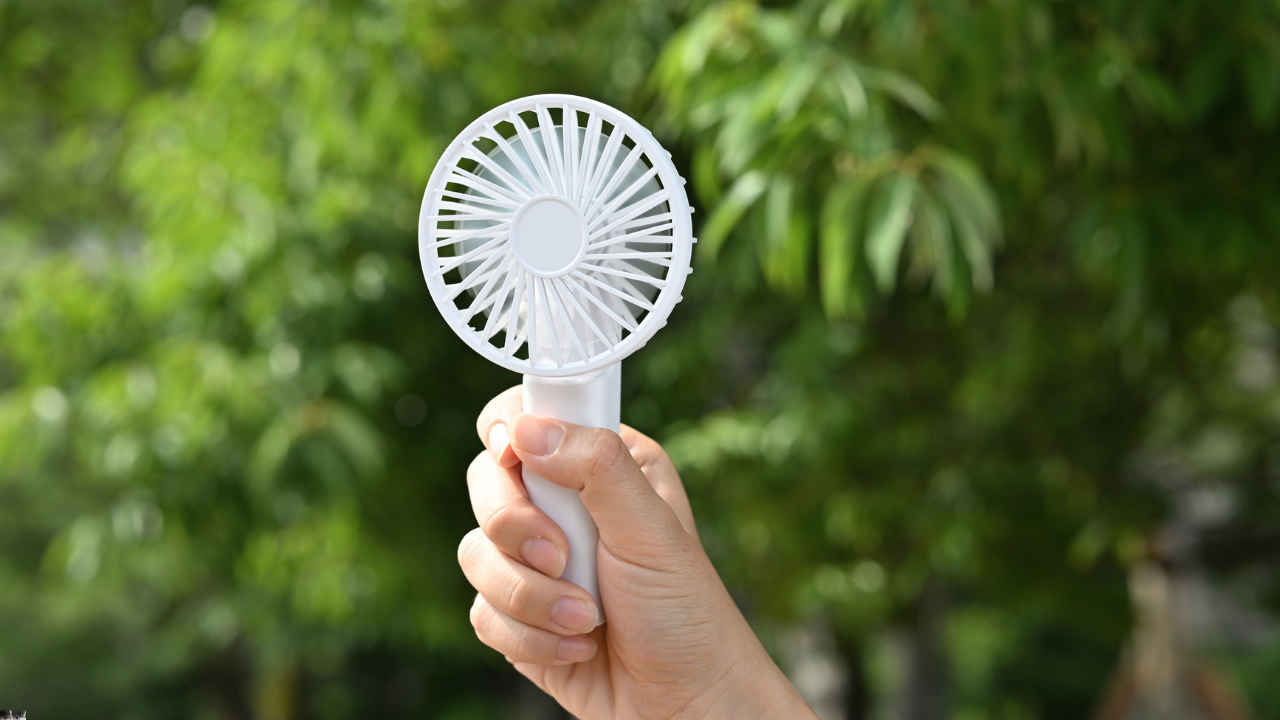 झुलसती धूप में भी पसीना नहीं आने देंगे ये 4 पोर्टेबल फैन, एक चार्ज में घंटों देते हैं चैन की ठंडक