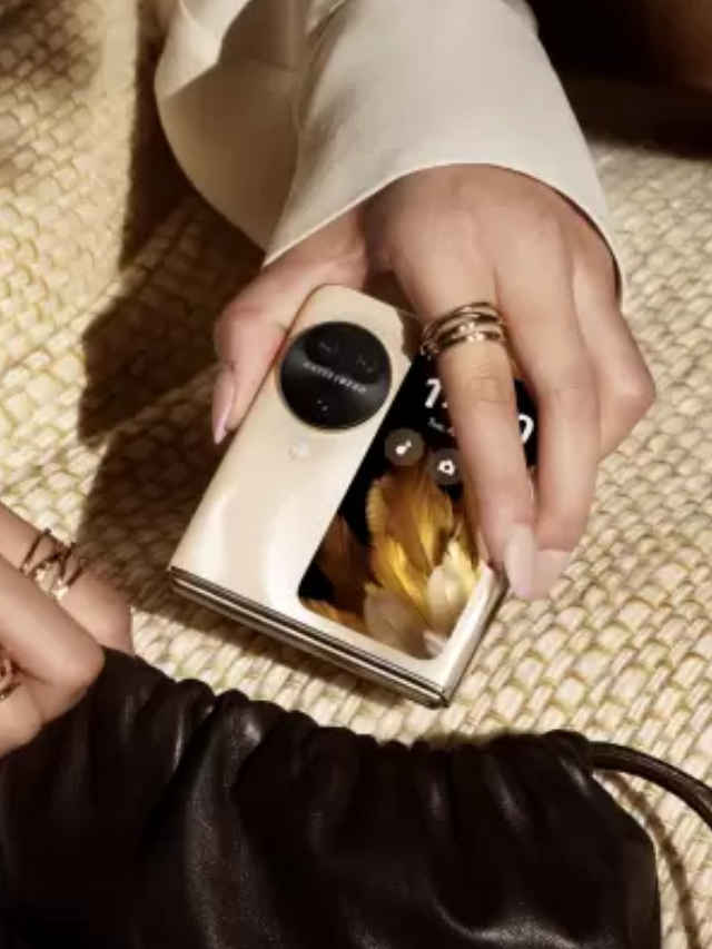 निम्म्याहून कमी किमतीत मिळतोय महागडा Flip फोन, पहा ऑफर