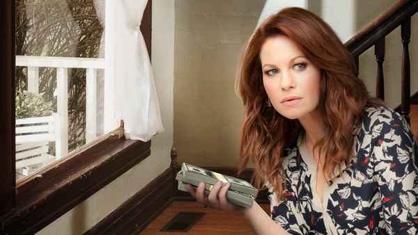 A Bundle of Trouble: An Aurora Teagarden Mystery Poster 4