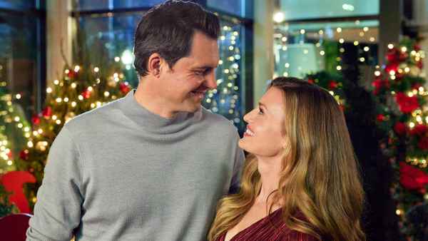 A Dickens of a Holiday! Poster 5