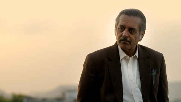 Akkad Bakkad Rafu Chakkar Poster 2