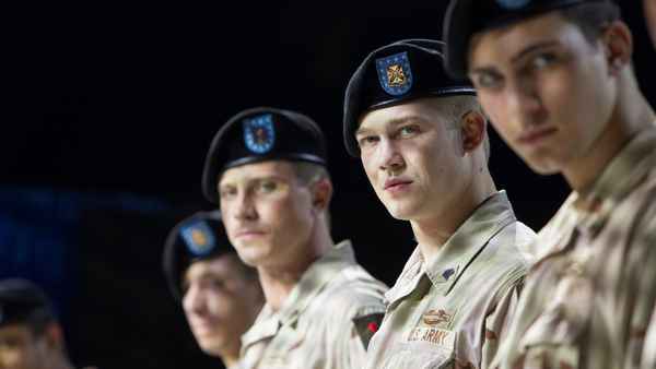 Billy Lynn's Long Halftime Walk Poster 4