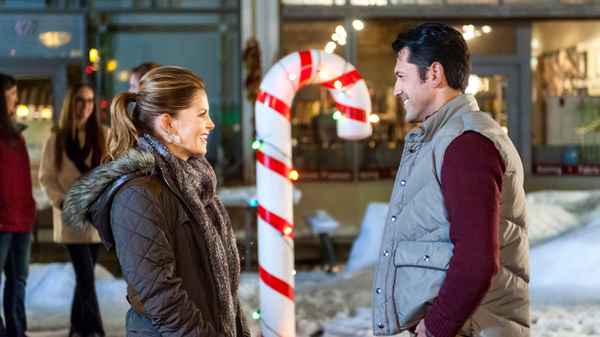 Christmas Under Wraps Poster 2