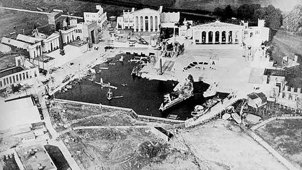 Cleopatra: The Film That Changed Hollywood Poster 2