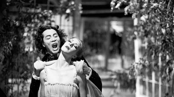 Dracula: Pages from a Virgin's Diary Poster 1