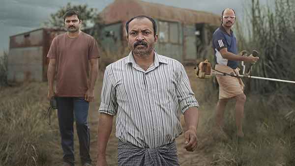 Ela Veezha Poonchira Poster 4