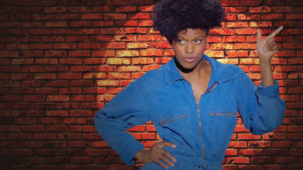 Fadily Camara : La plus drôle de tes copines Poster 2