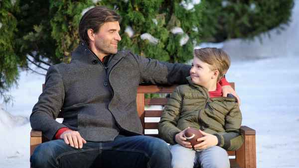 Five More Minutes: Moments Like These Poster 6