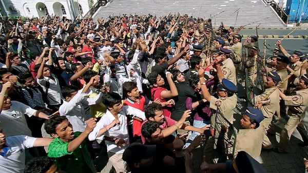 Gabbar is Back Poster 1