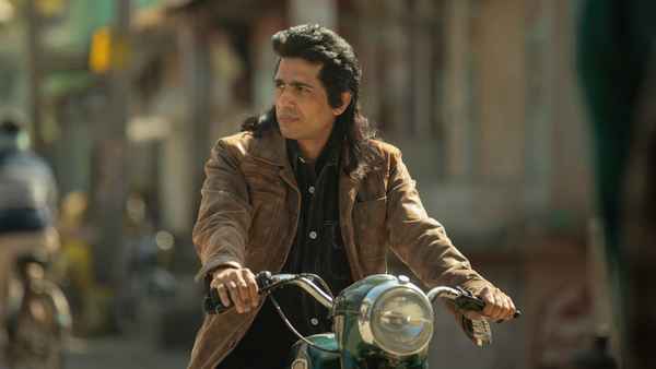 Guns & Gulaabs Poster 4