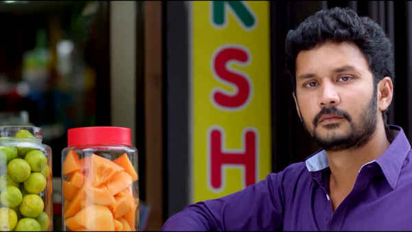 Ivan yarendru therikiratha Poster 2