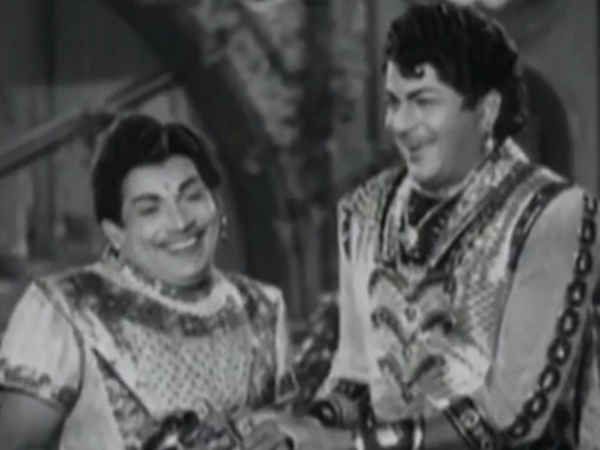 Kadaladu Vadaladu Poster 2