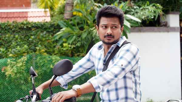 Kannai Nambathe Poster 7