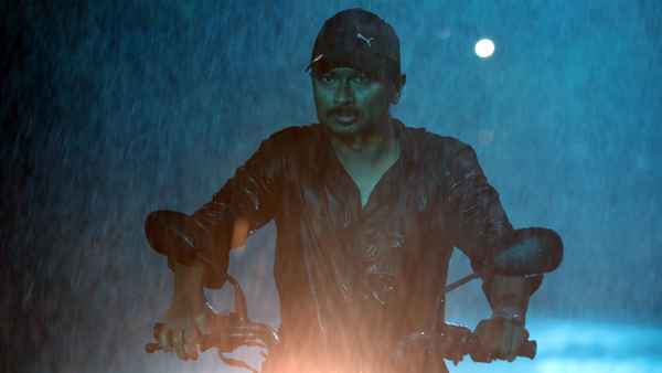 Kannai Nambathe Poster 5