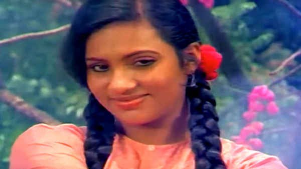 Karimpoocha Poster 3