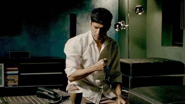 Karthik Calling Karthik Poster 4