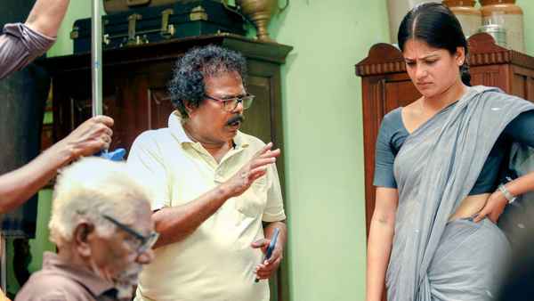 Karumegangal Kalaiginrana Poster 3