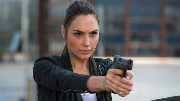 Keeping Up with the Joneses Poster 7