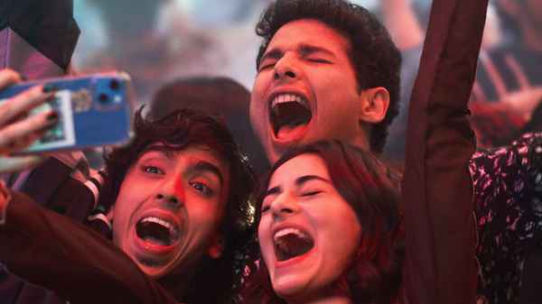 Kho Gaye Hum Kahan Poster 1