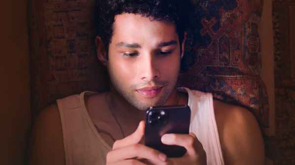 Kho Gaye Hum Kahan Poster 3