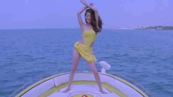 Koi Mere Dil Mein Hai Poster 1