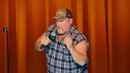 Larry the Cable Guy: Remain Seated Poster 1
