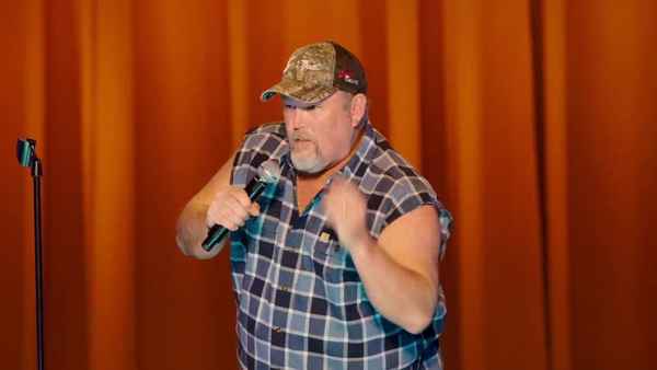 Larry the Cable Guy: Remain Seated Poster 1