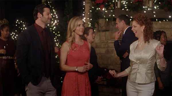 Love at the Christmas Contest Poster 5