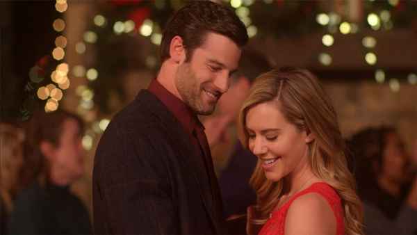 Love at the Christmas Contest Poster 6